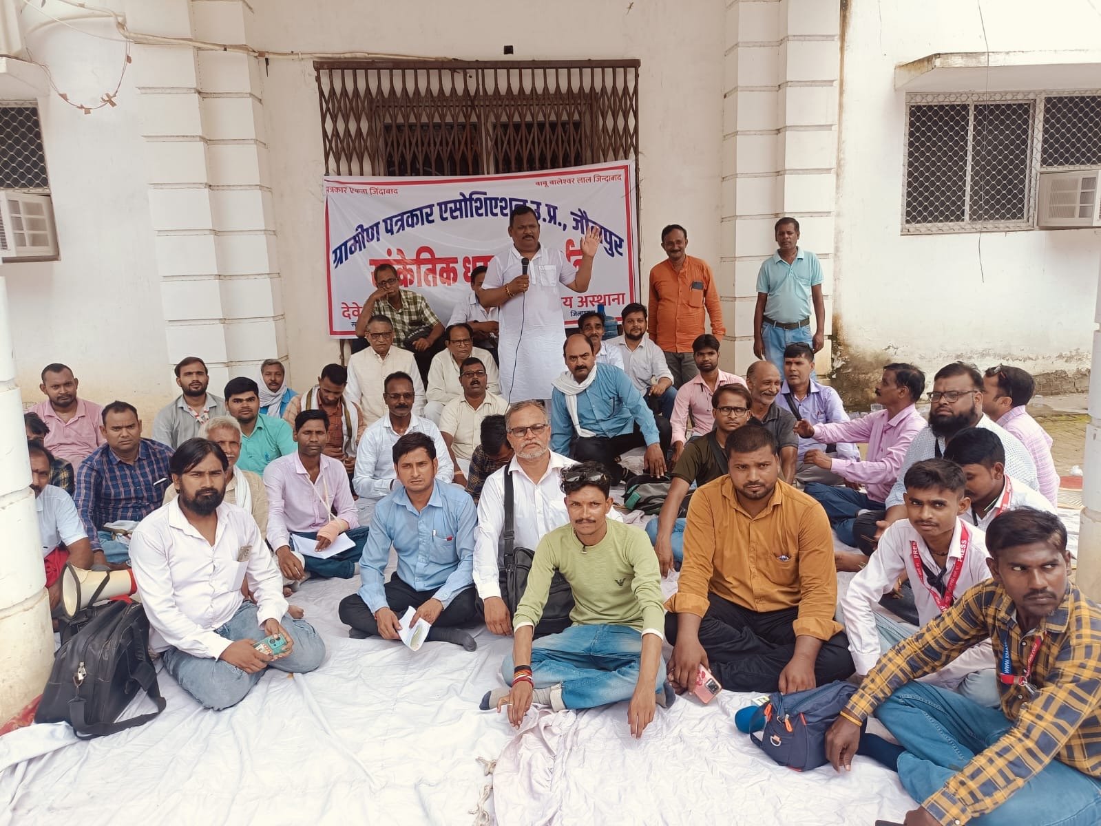 मुख्यमंत्री के नाम सम्बोधित मांगों का ज्ञापन डीएम को सौंपा गया