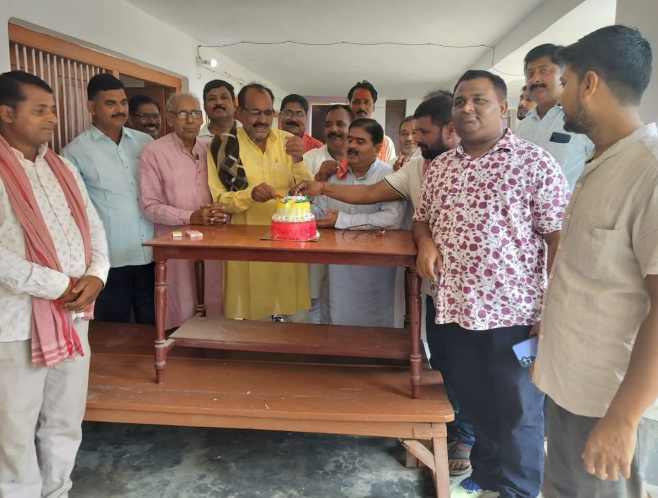 कार्यकर्ताओं ने धूमधाम से मनाया पूर्व विधायक का जन्मदिन