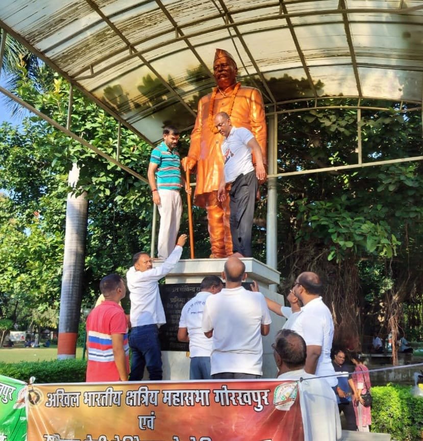 स्वच्छता अभियान के पं. गोविंद वल्लभ पंत की मूर्ति व परिसर की हुई साफ-सफाई.