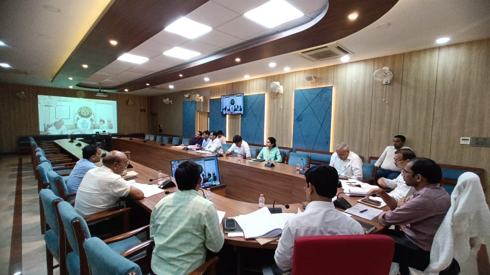 राजस्व परिषद अध्यक्ष व आयुक्त/ सचिव ने वीडियो कॉन्फ्रेंसिंग कर राजस्व वादों का किया समीक्षा