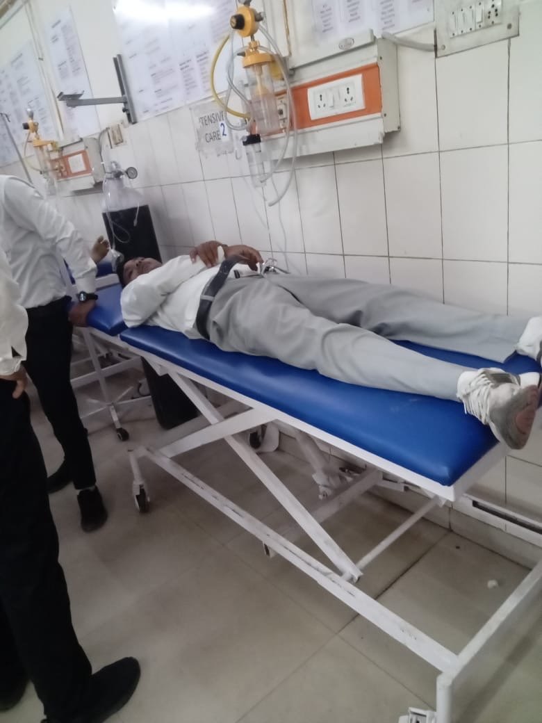 दीवानी कचहरी गोरखपुर के अधिवक्ता गणेश सैनी पर उनके विरोधियों द्वारा किया गया कचहरी परिसर में जान लेवा हमला।