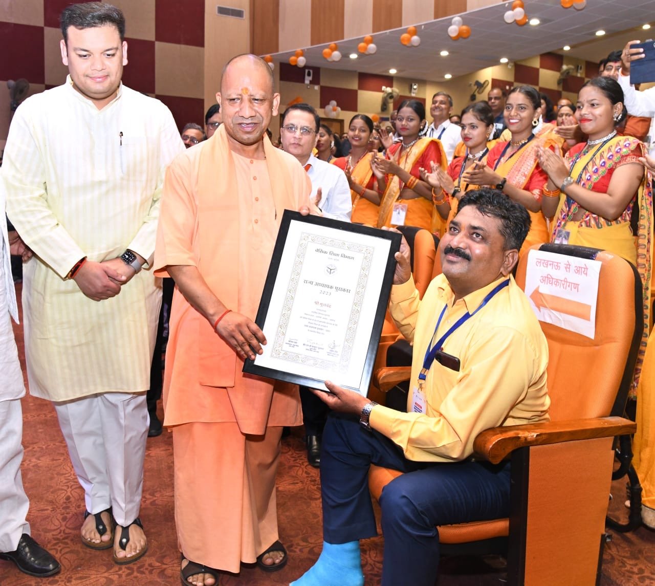 चोटिल शिक्षक को पुरस्कृत करने मंच से उतर गए सीएम योगी गुरुजन के प्रति विरासत में मिली श्रद्धा का दिखा अविस्मरणीय नजारा