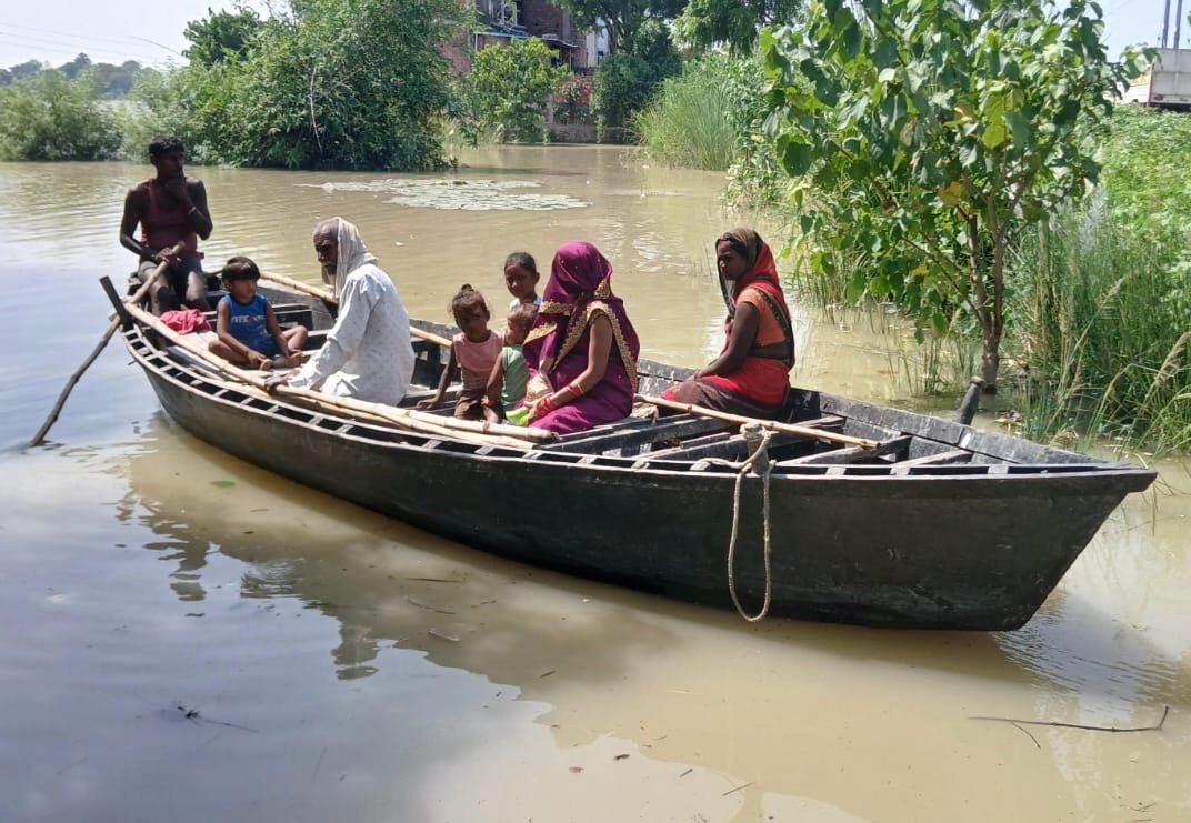 बड़हलगंज कछार क्षेत्र में बाढ़ से बिगड़े हालात.