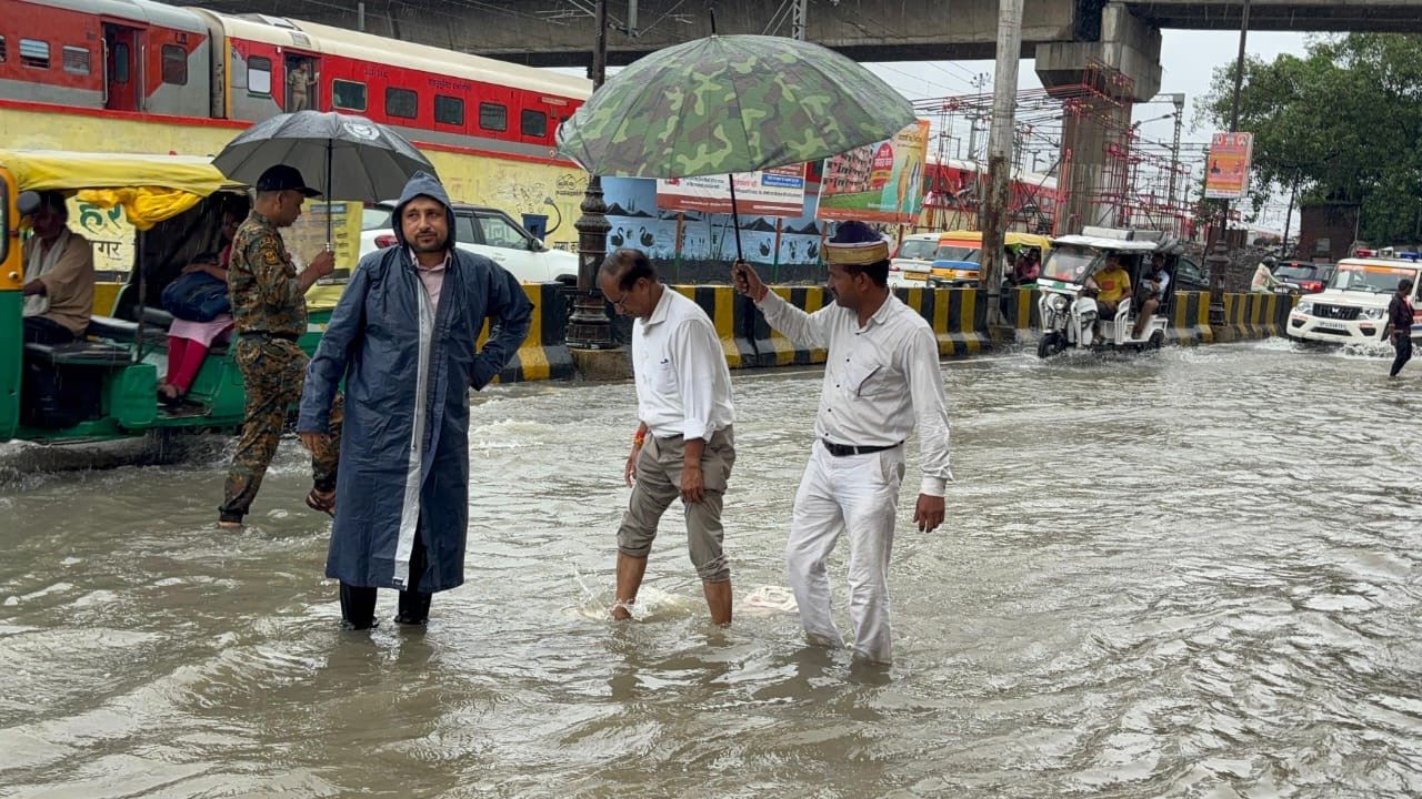 नगर आयुक्त व महापौर शहर में भ्रमण शील रहकर जल निकासी पंपों से कराया