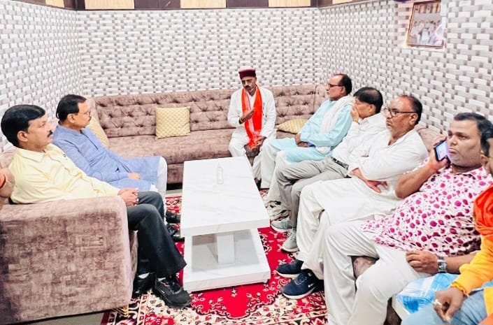चेयरमैन के चाचा के निधन पर सांत्वना देने पहुचे पूर्व विधायक