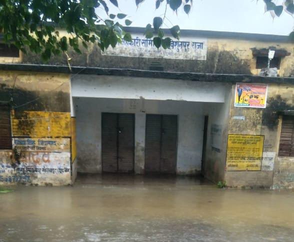 साधन सहकारी समिति के गोदाम में पानी भर जाने से खाद हुई खराब