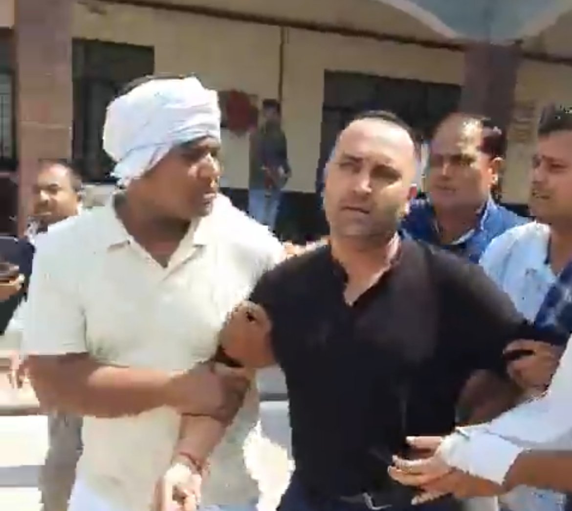 SDM का बाबू घूस लेते गिरफ्तार