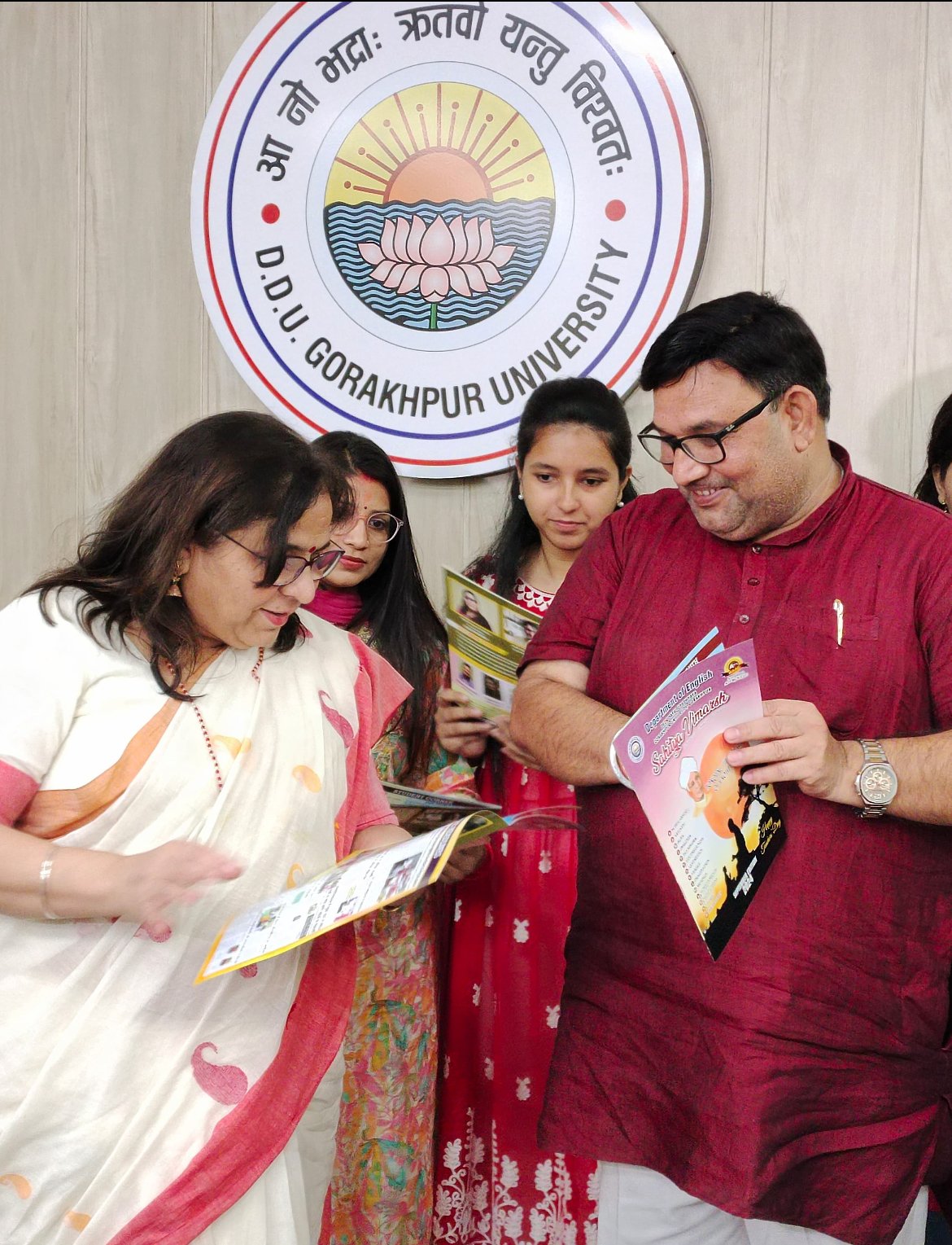 शिक्षक दिवस की थीम पर आधारित है यह अंक
