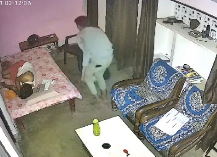 राजघाट थाना क्षेत्र अंतर्गत दो घरों में हुई चोरी की घटनाओं से मची सनसनी