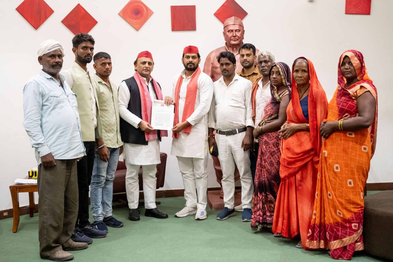 कटान पीड़ित ग्रामीणो के प्रतिनिधि मंडल ने सपा अध्यक्ष अखिलेश यादव से भेंट कर के सौपा पत्र