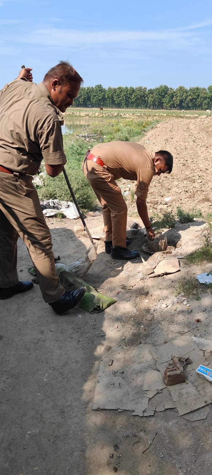 अवैध कच्ची शराब के ठिकाने पर आबकारी विभाग ने दी दबिश