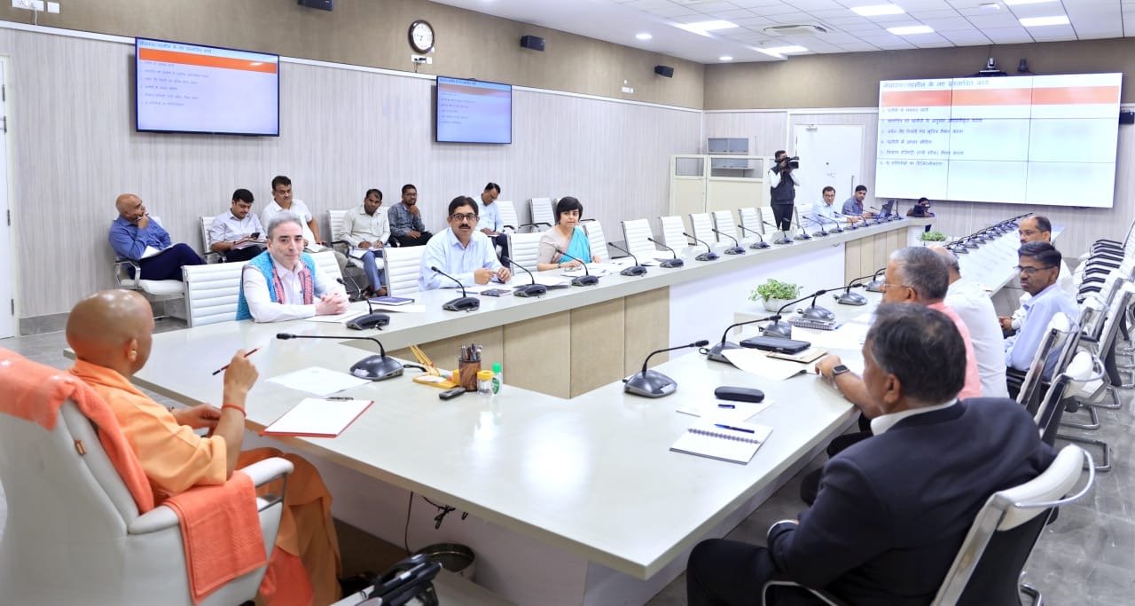 राजस्व विभाग के कार्मिकों को आम जनता के कार्यों के लिए प्रायः फील्ड विजिट करना पड़ता है