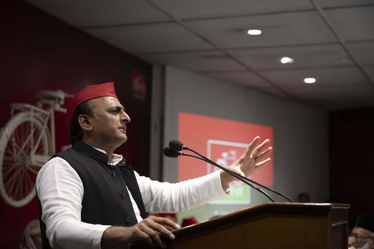 उत्तर प्रदेश में जंगलराज, सुरक्षित नहीं बहन-बेटियां: अखिलेश यादव