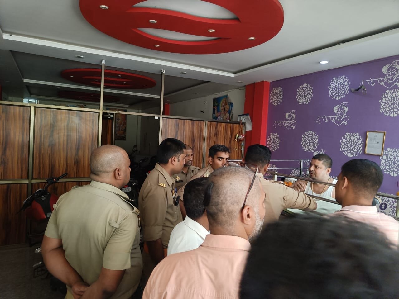 गोरखपुर/चौरी चौरा अनमोल होटल में पुलिस का छापा,