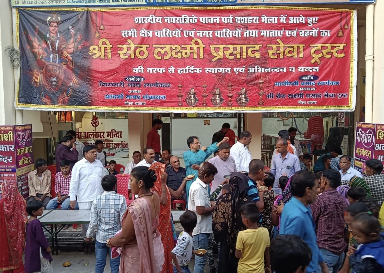 स्वर्णकार परिवार द्वारा मुर्ति विसर्जन के दिन किया गया महाप्रसाद का वितरण