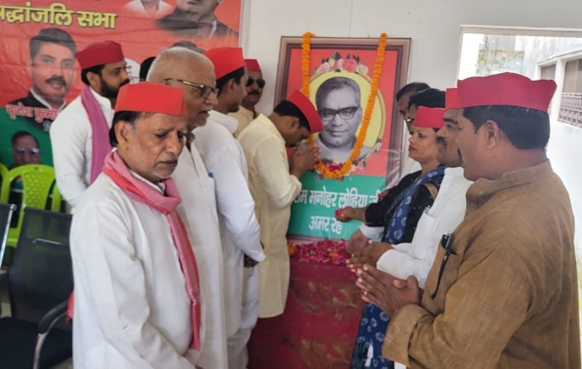 सपा के बेतियाहाता स्थित कार्यालय पर जिलाध्यक्ष ब्रजेश कुमार गौतम की अध्यक्षता में मनाई गई संचालन
