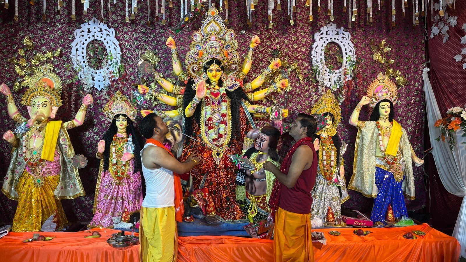 दुर्गा प्रतिमाओं के पट खुले, पंडालों में उमड़े श्रद्धालु