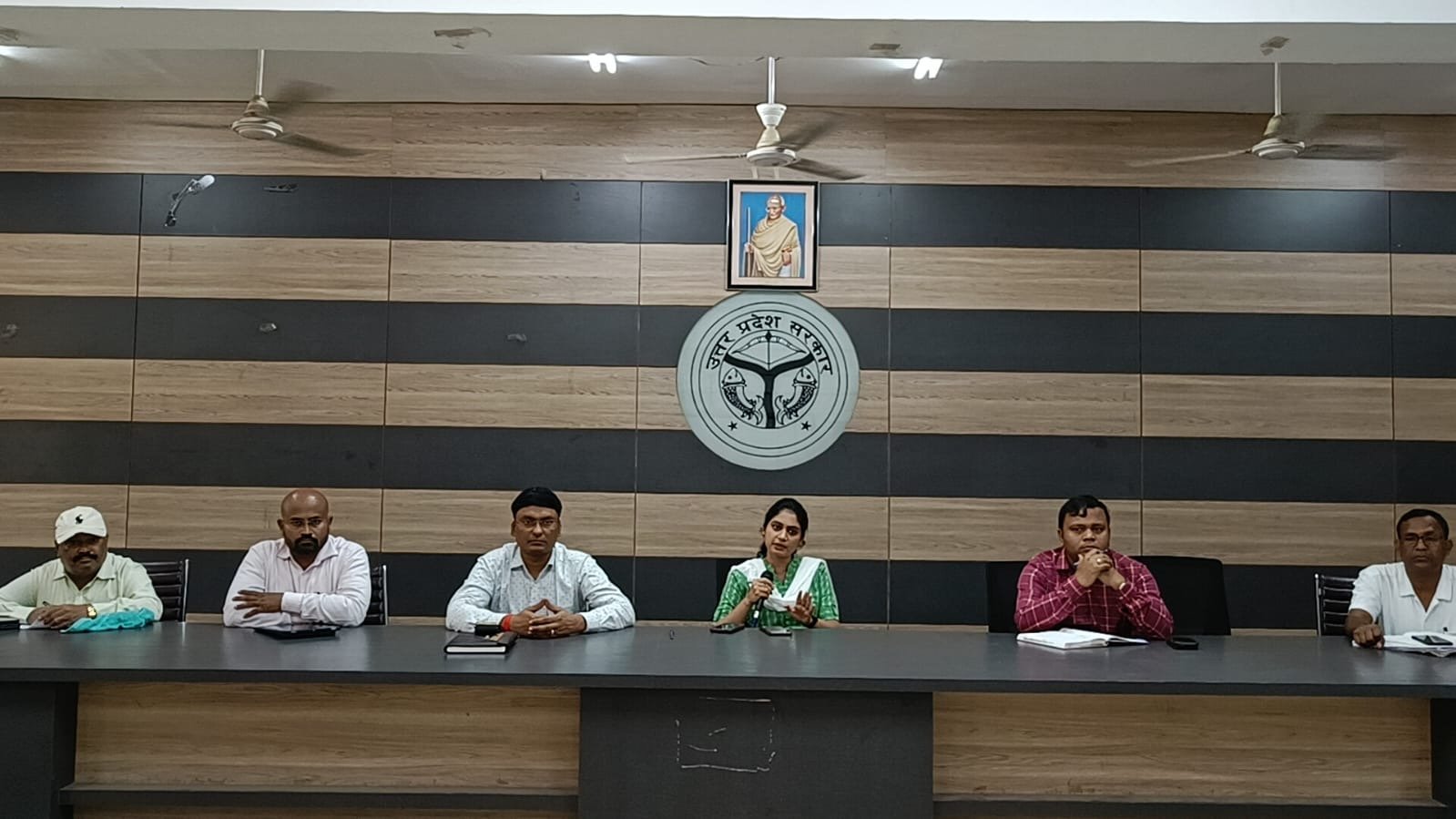 राजस्व परिषद अध्यक्ष के आगमन से पहले अधिकारियों ने साफ सफाई लंबित कार्यों का किया समीक्षा