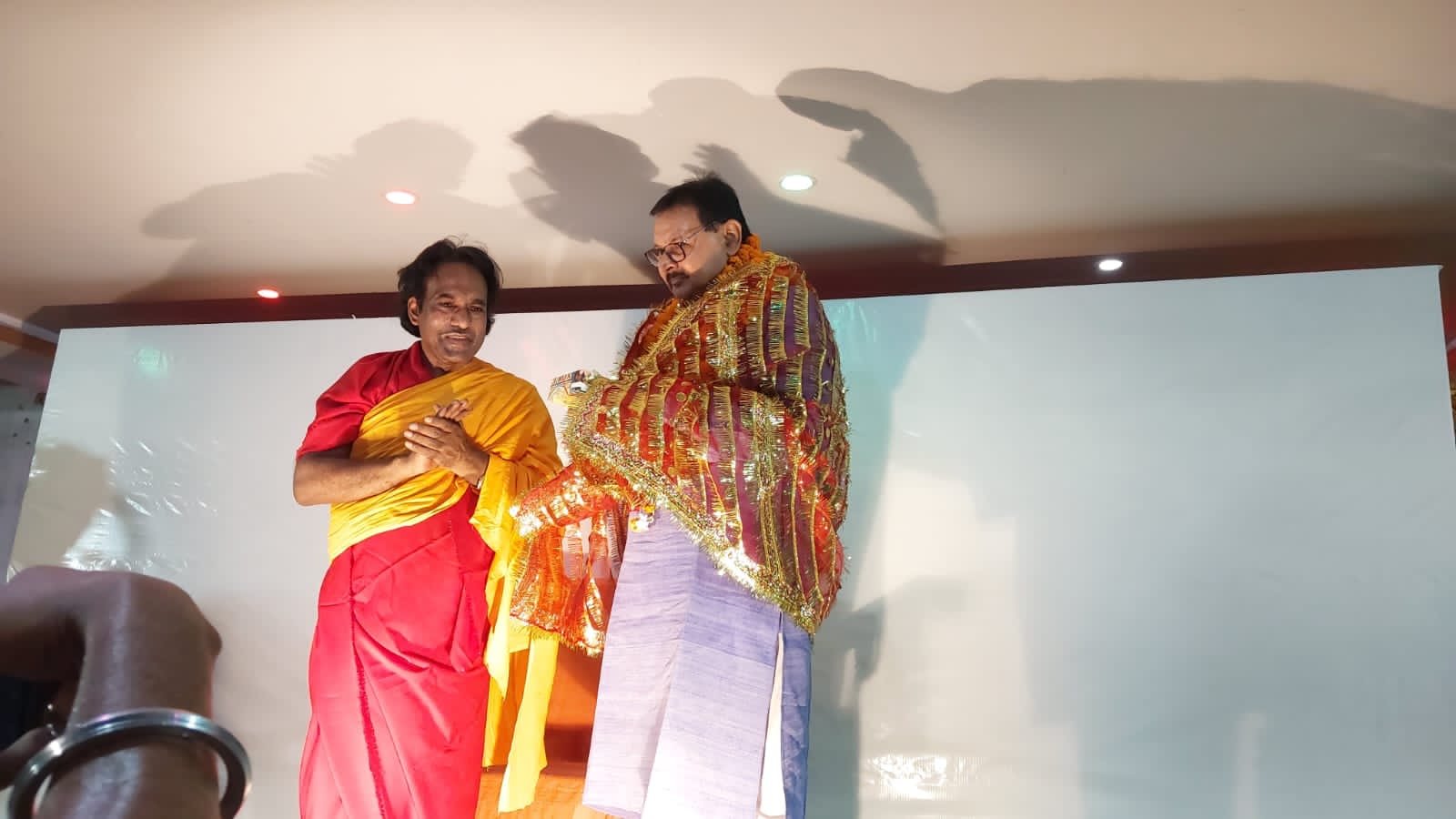गुरु पर विश्वास करने वाले मनुष्य का जीवन सुखमय होता है