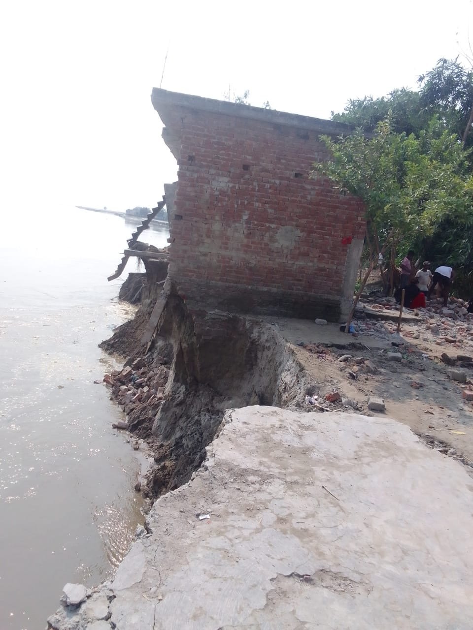 बगहा गड़ेरी टोला रामबेलास माझी की 7 कमरों की बिल्डिंग सहित तीन घर नदी के धारा में हुआ विलीन