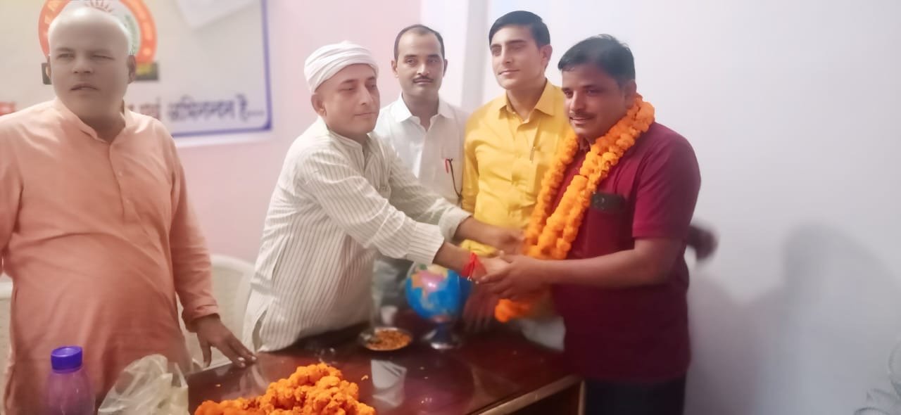 वित्तविहीन प्रबंधक संघ के ब्लाक अध्यक्ष गोला बने हरेंद्र कुमार यादव