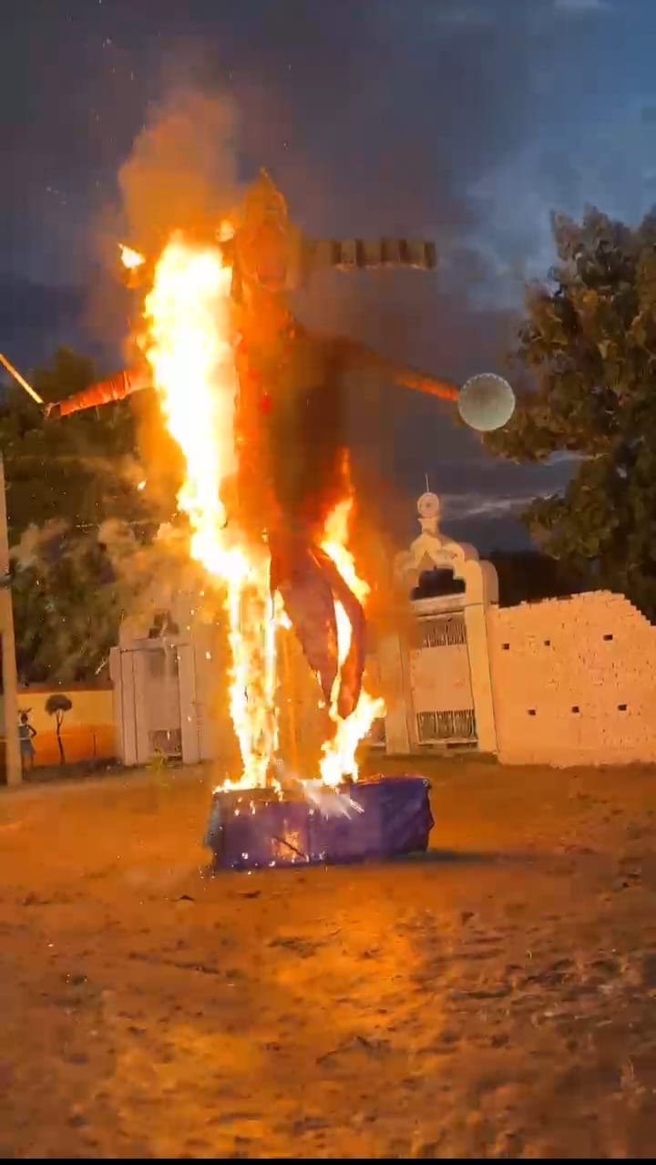 धू धू कर जला अहंकारी रावण