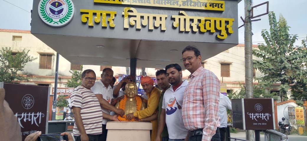 स्वच्छता अभियान के तहत शहीद रामप्रसाद बिस्मिल की मूर्ति की हुई साफ-सफाई