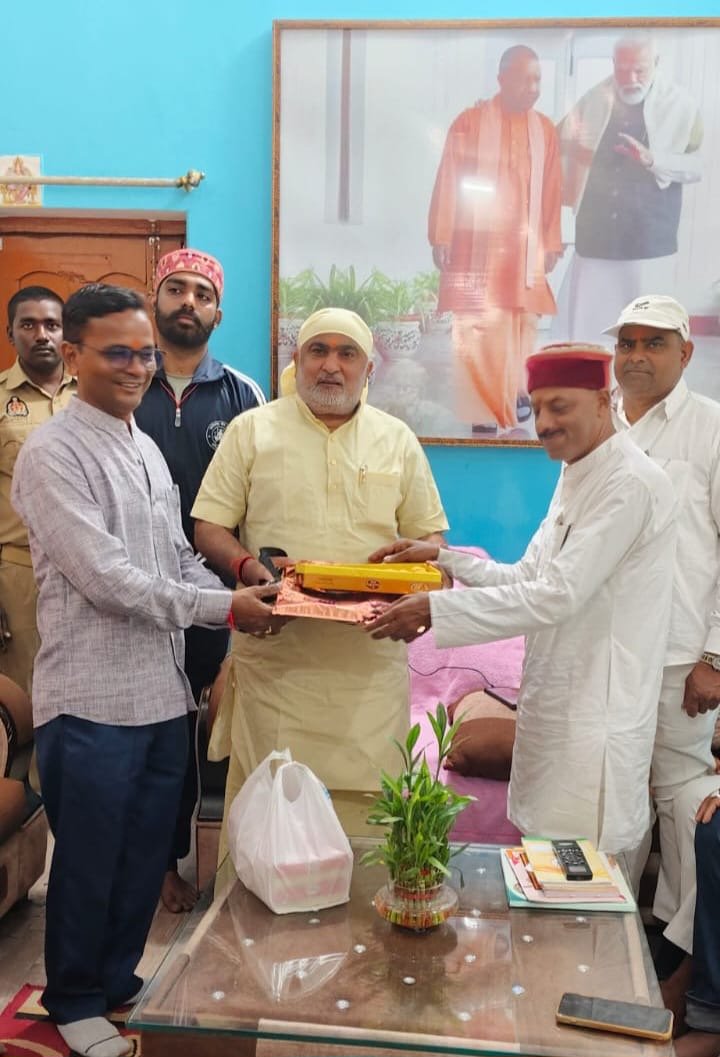 जन्मदिन पर कटे केक, बंटी मिठाई, मिली बधाई