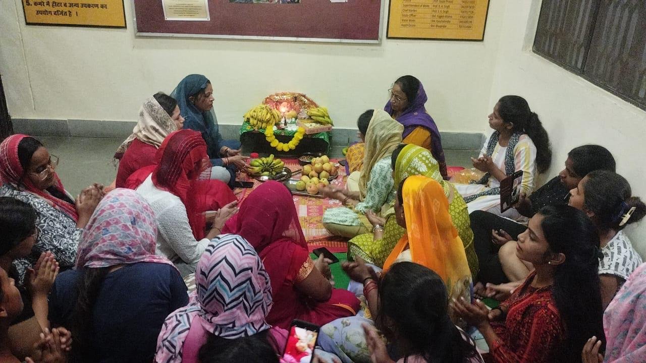 मां दुर्गा के भजनों एवं देवी गीत से भक्ति में हुआ अलकनंदा महिला छात्रावास