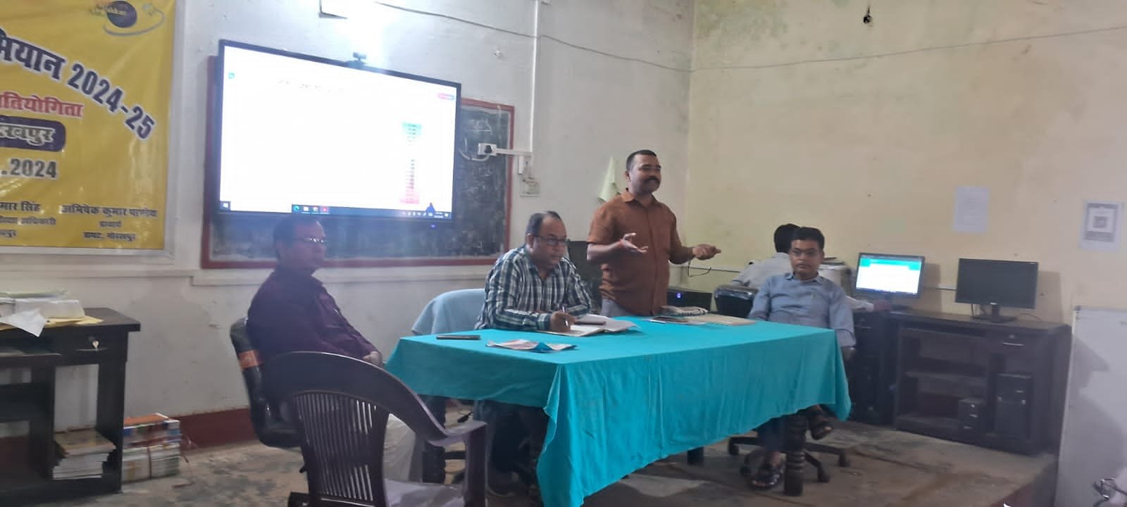 आयोजित हुई प्रधानाध्यापको की समीक्षा बैठक