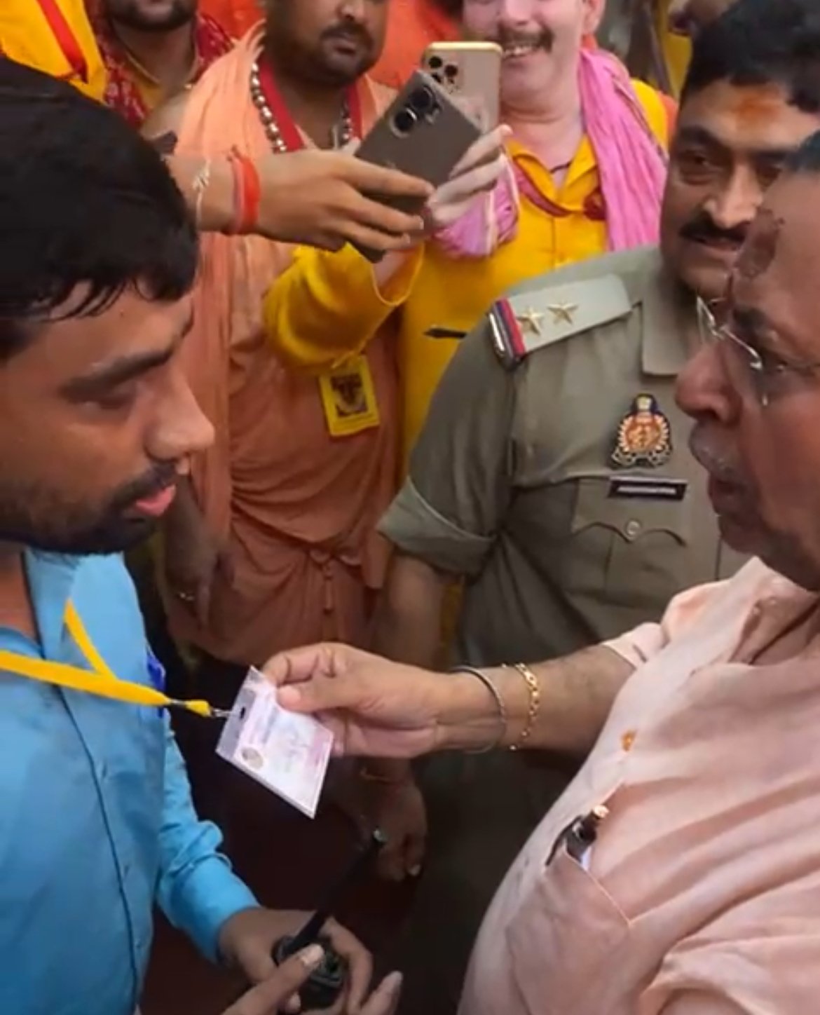 मां विंध्यवासिनी मंदिर पर अपना ड्यूटी स्थल छोड़ जूता पहन कर चढने पर सहायक विकास अधिकारी कृषि निलंबित