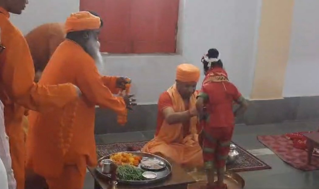 सीएम योगी ने बेटियों के पांव पखार मातृ शक्ति की आराधना की शारदीय नवरात्रि की नवमी को नौ दुर्गा स्वरूपा कुंवारी कन्याओं का पूजन किया मुख्यमंत्री ने
