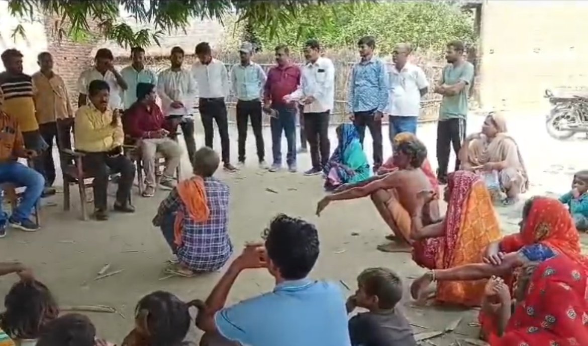 सीएमओ कुशीनगर सुरेश पटारिया पहुंचें मुसहर बस्ती