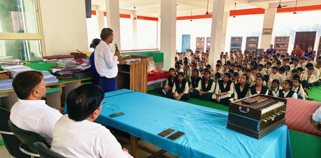 बच्चों ने गांधी तेरे रूप अनेक कार्यक्रम का किया मंचन