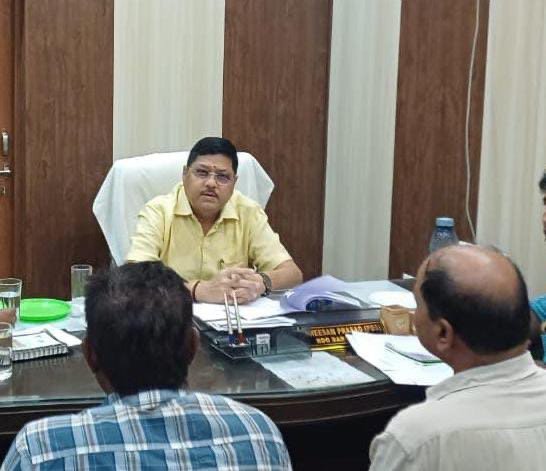 मनरेगा उपायुक्त ने मिटिंग में कसे पेंच