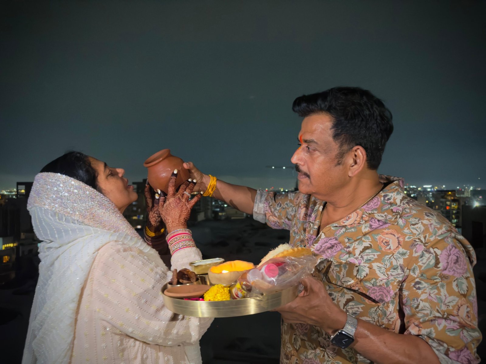 सांसद रवि किशन और उनकी पत्नी प्रीति शुक्ला ने व्रती महिलाओंं की दी करवा चौथ की शुभकामनाएं