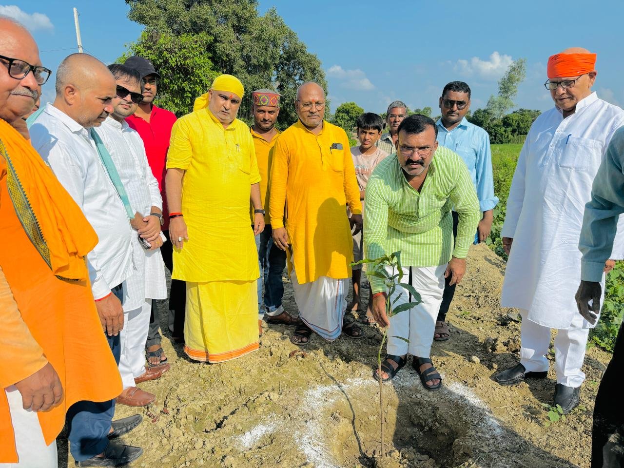 गोला के ककरही और बरमयिनी स्थान में विधायक ने वृक्षारोपण कर लगाया बाग
