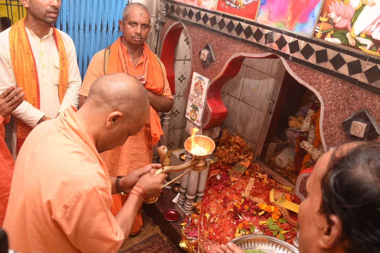 नवरात्र प्रतिपदा को बुढ़िया माई के दरबार पहुंचे मुख्यमंत्री