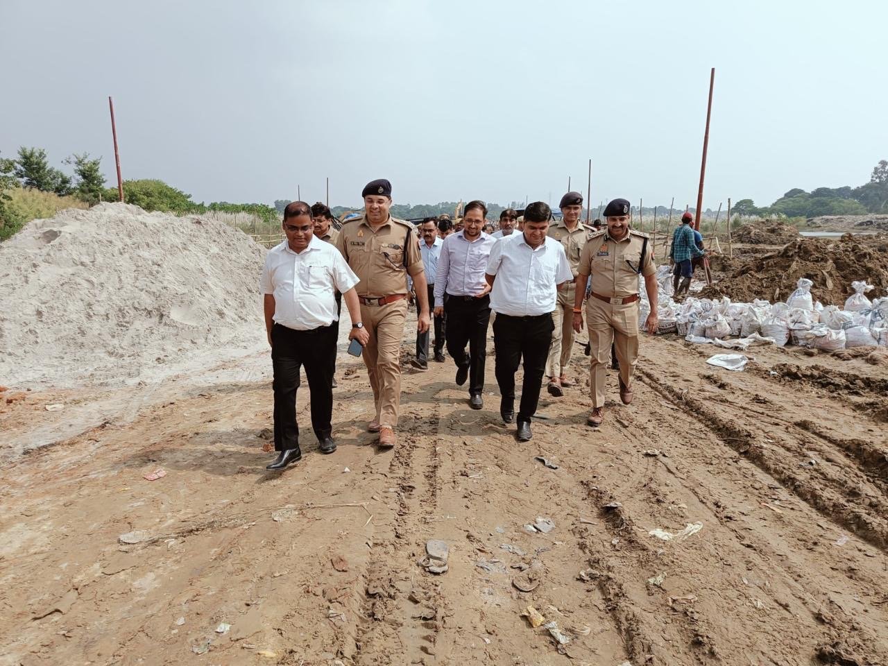 एकला बंधे के पास बने मूर्ति विसर्जन स्थल का डीआईजी और कमिश्नर ने किया निरीक्षण