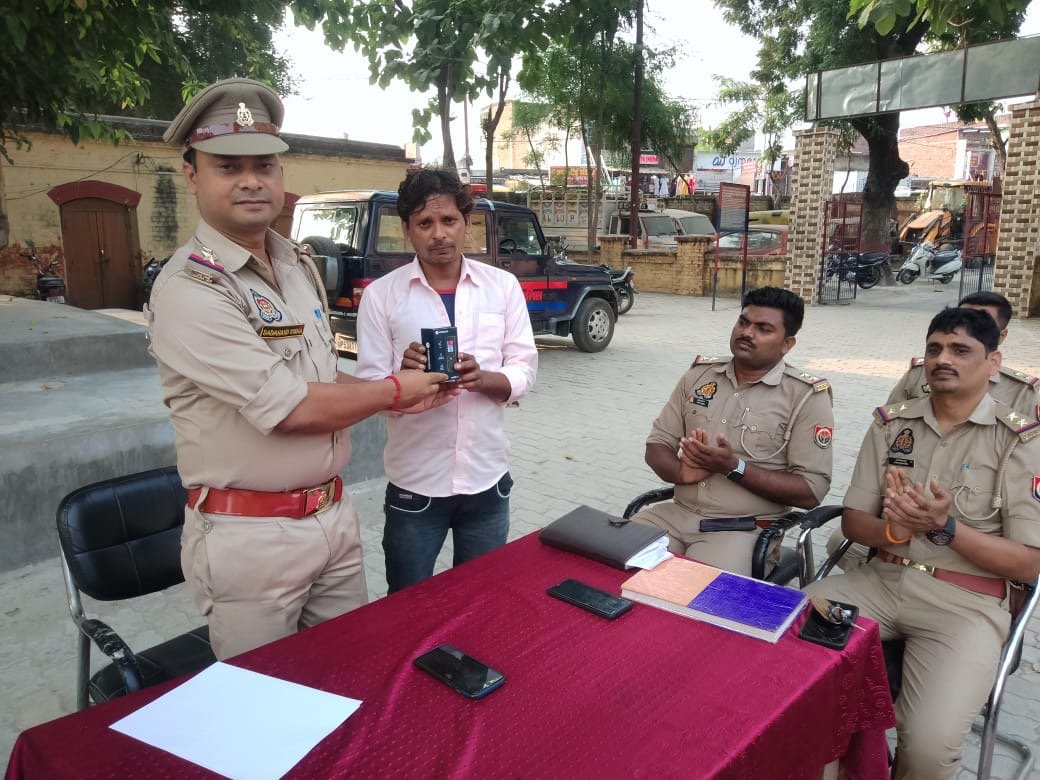 मासूम बच्चे की जान बचाने वाले जांबाज को खजनी थानाध्यक्ष ने किया सम्मानित
