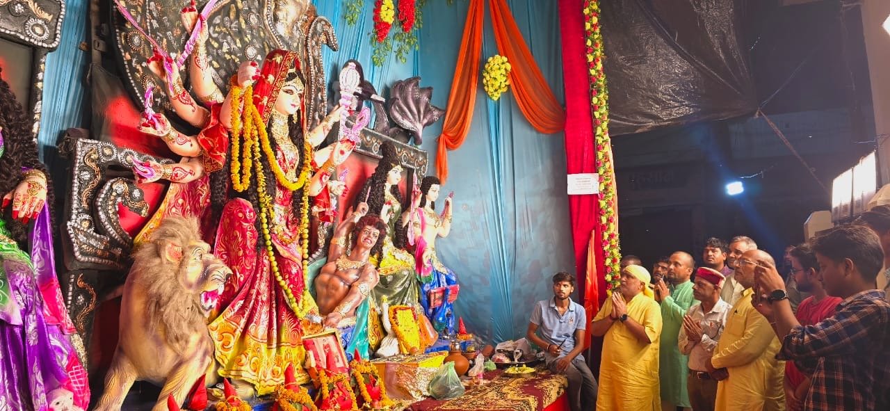 आंख खोलती और बंद होती प्रतिमा बनी आकर्षण का केंद्र