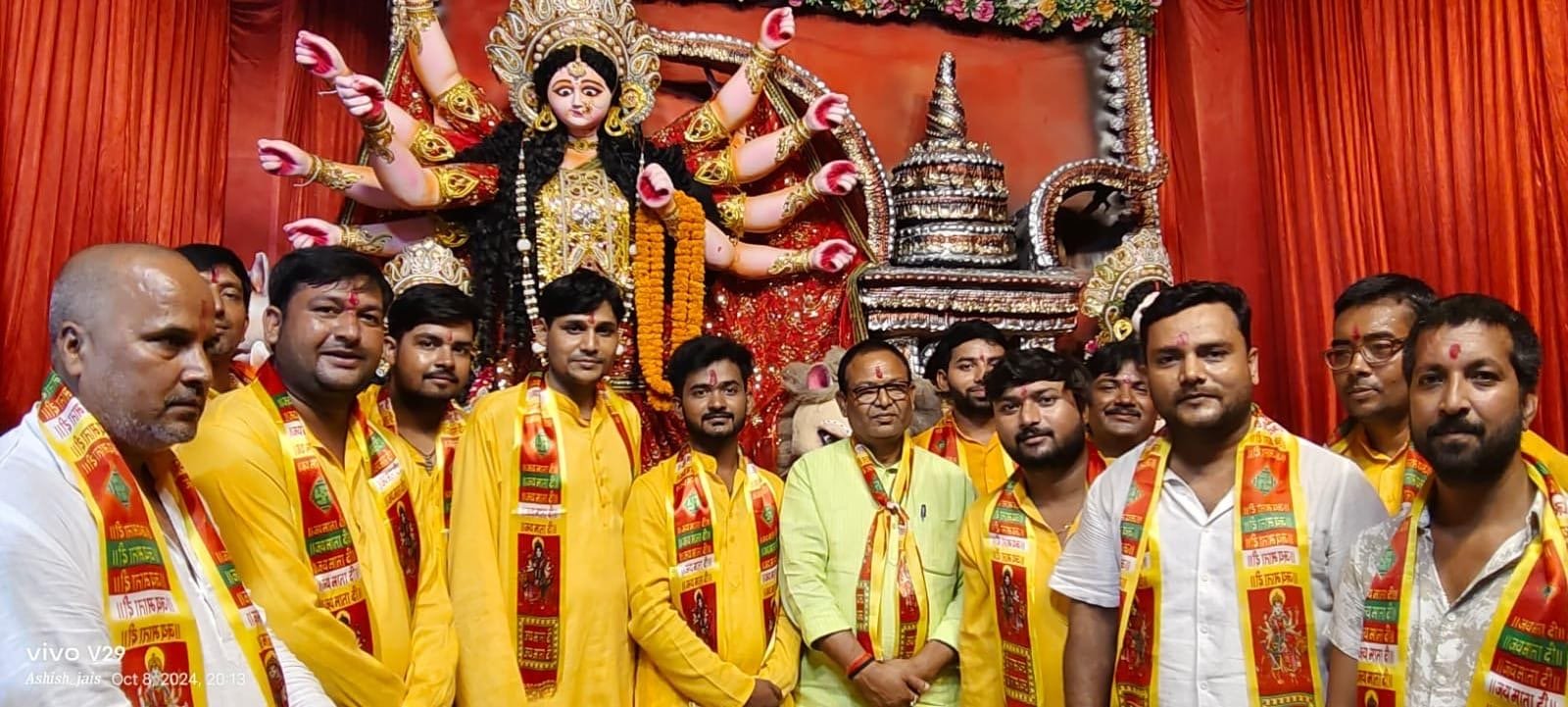 माँ दुर्गा की प्रतिमाओं के खुले पट,पंडाल में गुजा माँ का जयकारा