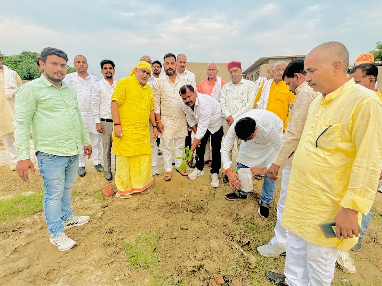 सेमरा खुर्द और मधपुर में विधायक ने वृक्षारोपण कर लगाया बाग
