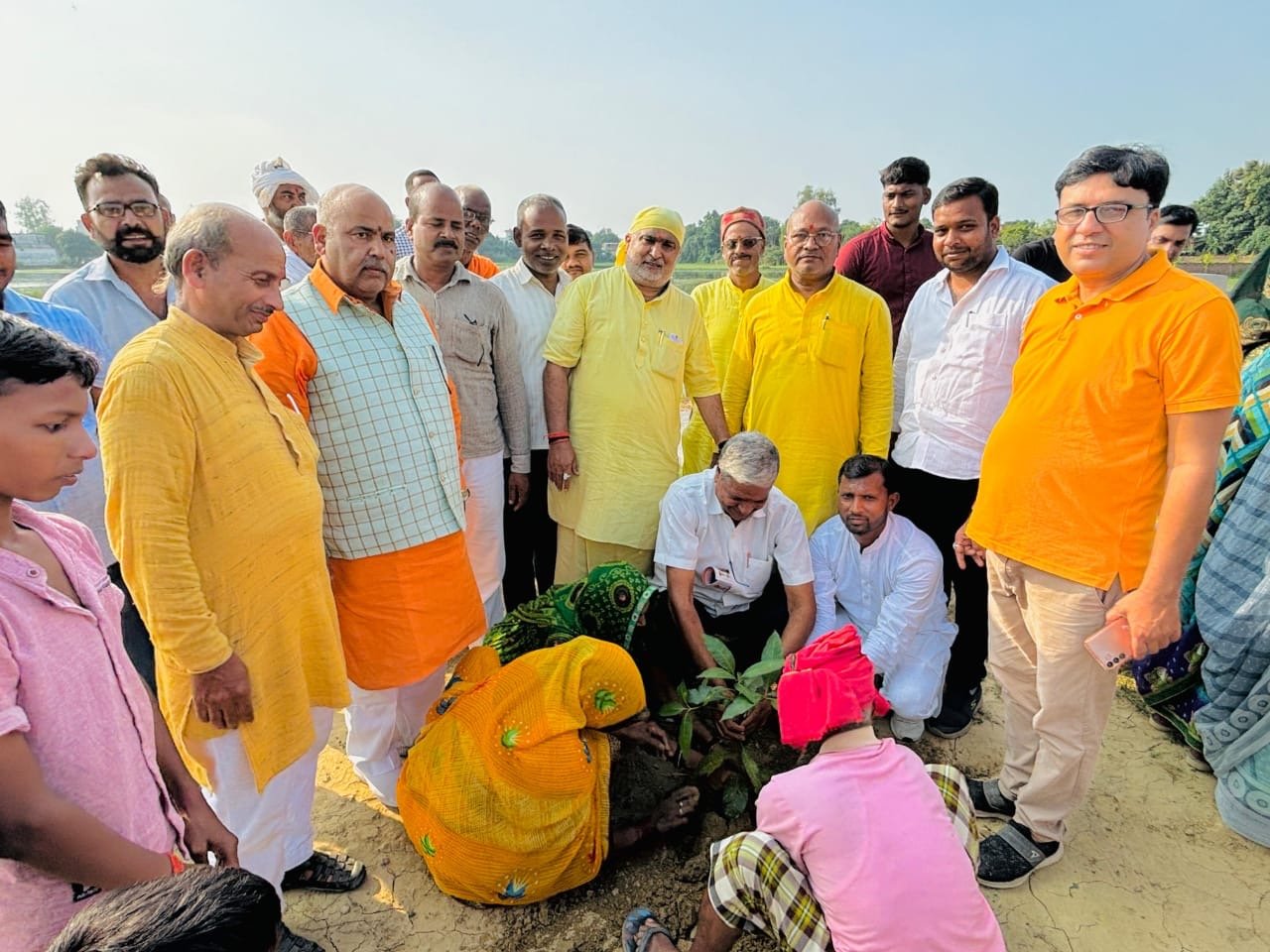 चिल्लूपार विधायक ने किया वृक्षारोपण 23