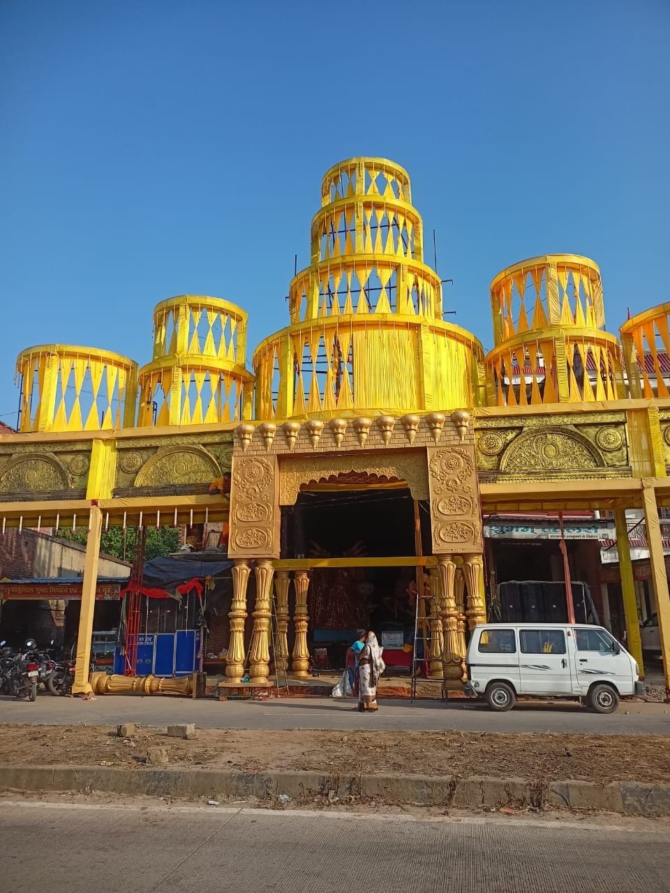 गोरखपुर जिले के भटहट कस्बे में दुर्गा प्रतिमा पंडाल विशाल काया के रूप में बैरियर चौराहे के पास है ।