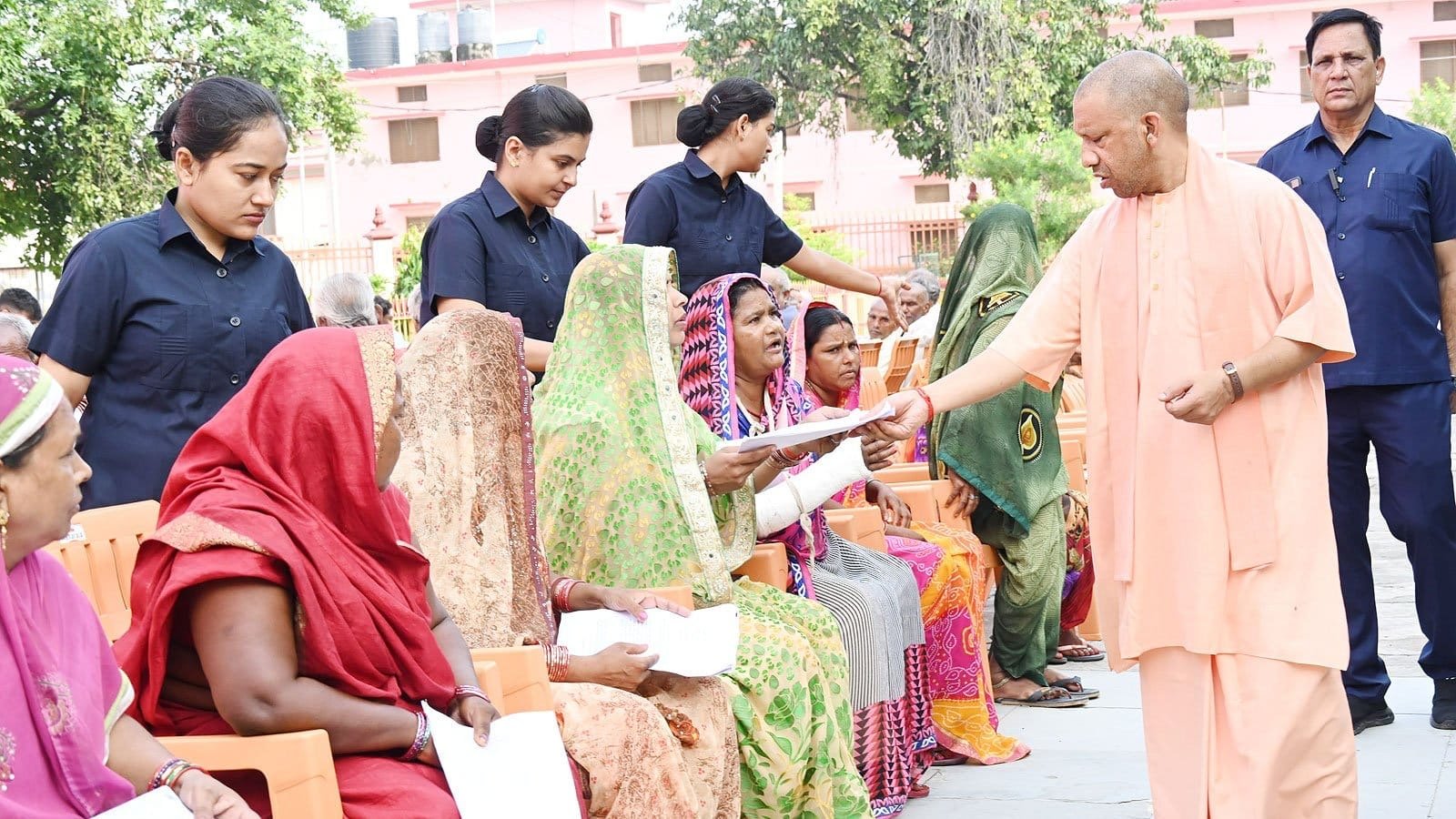 अपने दो दिवसीय दौरे के दूसरे दिन सुबह सीएम योगी आदित्यनाथ