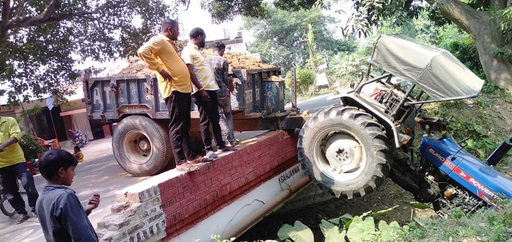 सहजनवा तहसील में अवैध मिट्टी खनन जोरों पर, फर्राटे भरते समय ट्रैक्टर नहर में गिरा