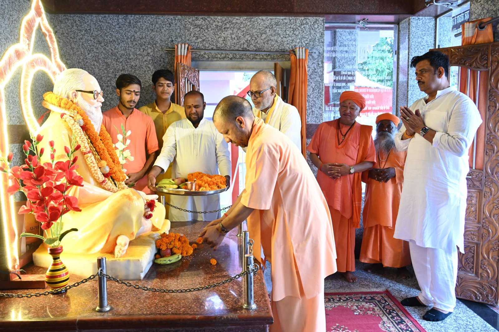 मुख्यमंत्री योगी आदित्यनाथ गोरखपुर गोरखनाथ मंदिर पहुंचे बाबा गोरखनाथ का किया पूजन