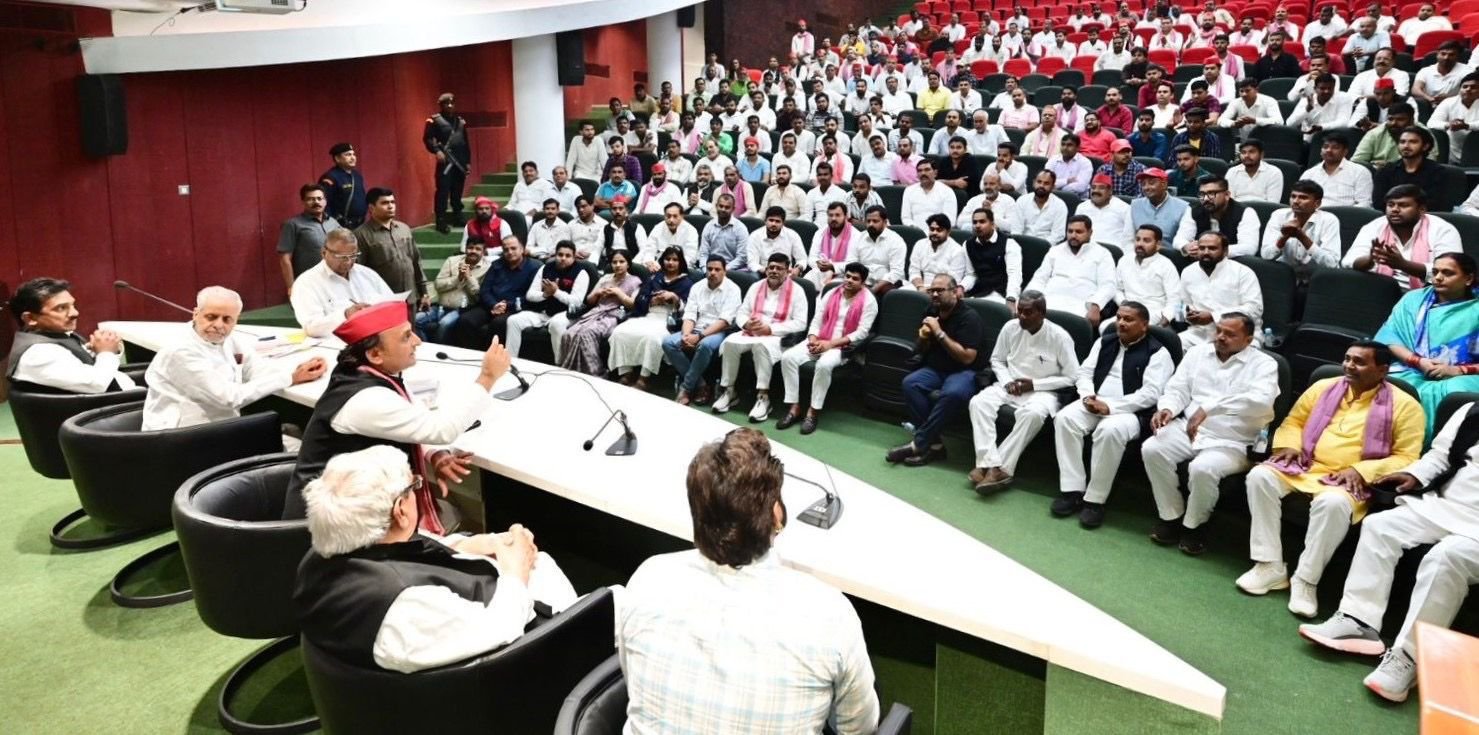 अखिलेश यादव ने मनाया दिपावली मिलन का कार्यक्रम