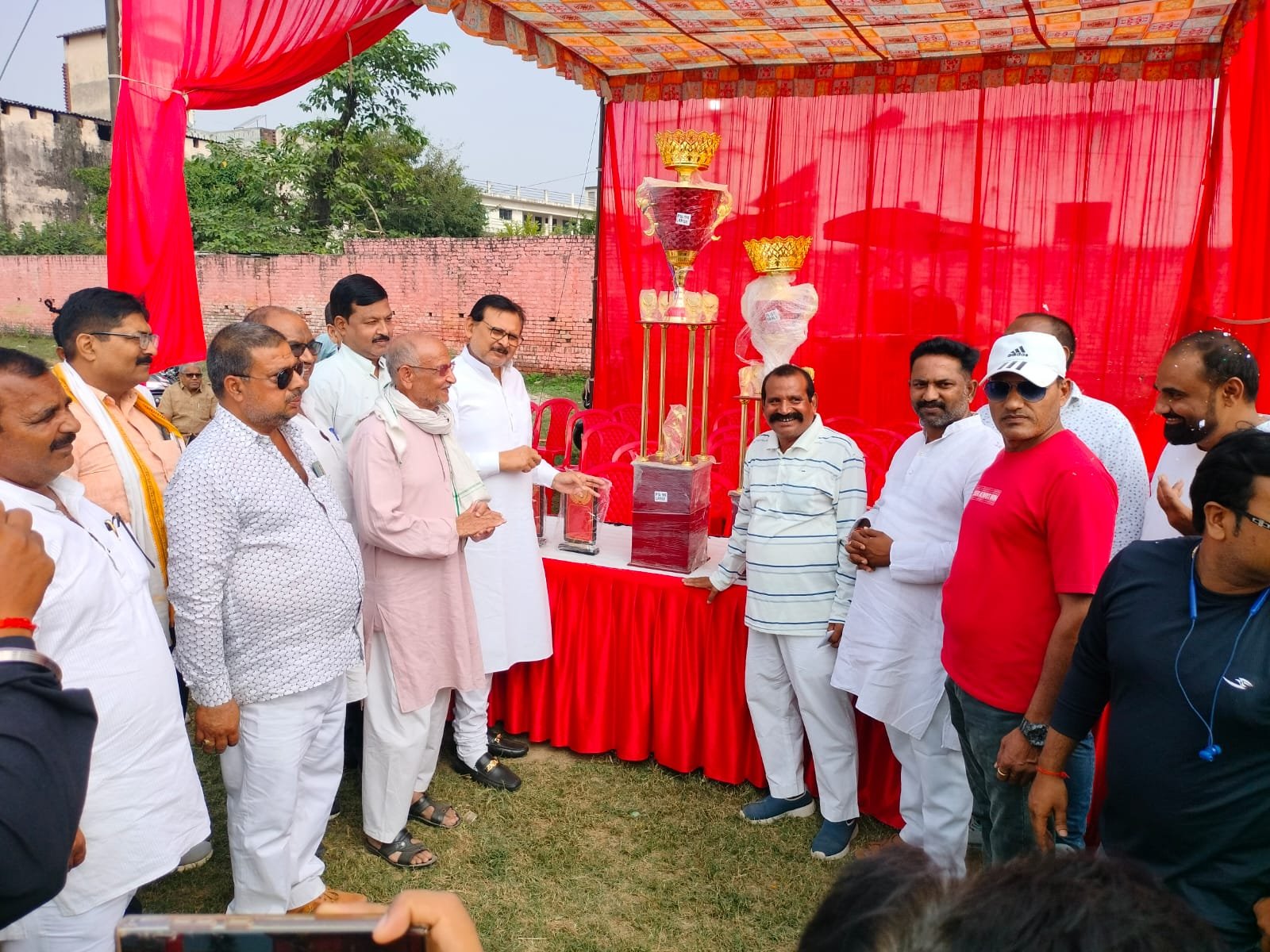 फुटबॉल टूर्नामेंट के पूर्व ट्रॉफी का हुआ अनावरण